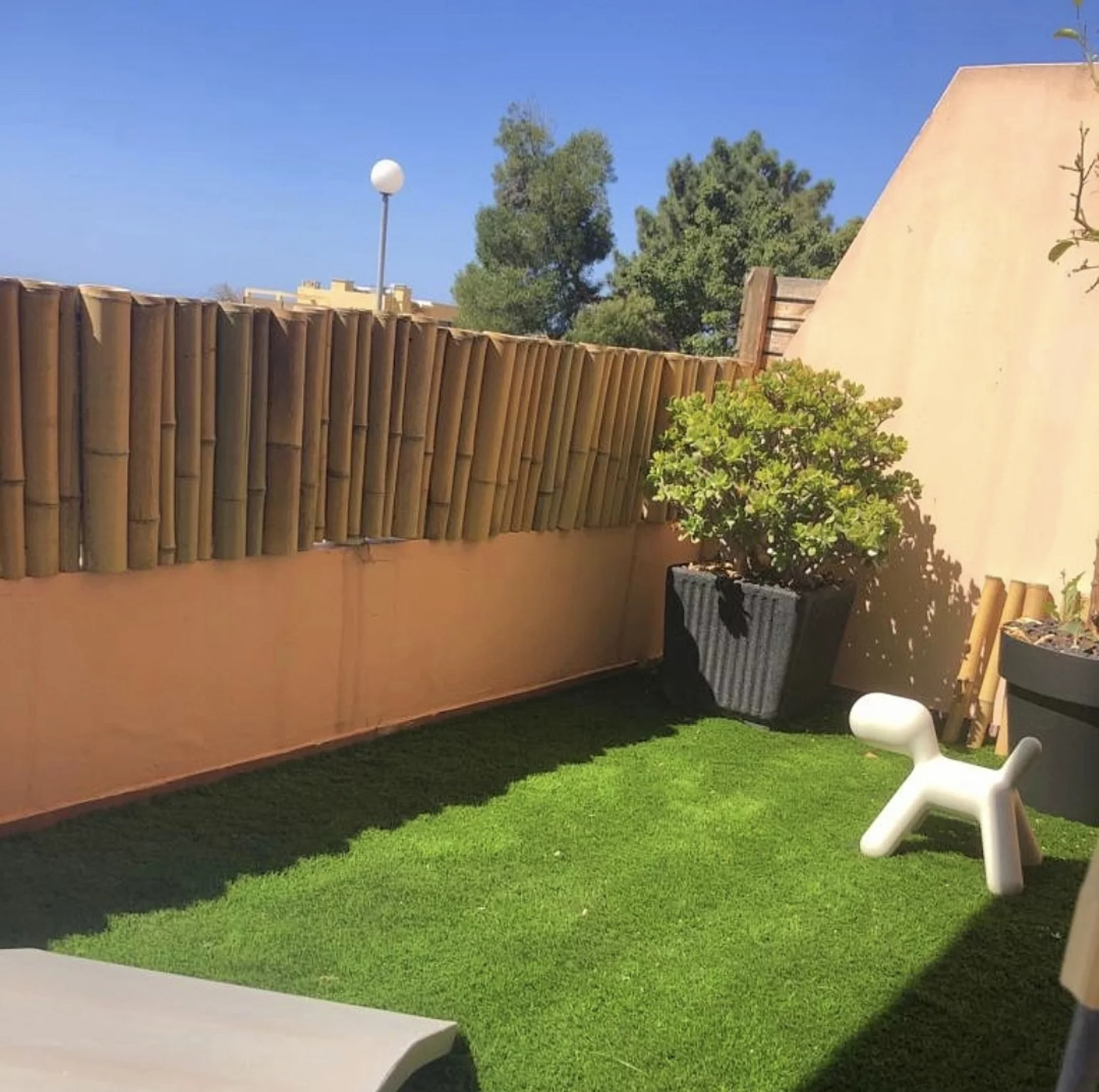 Lire la suite à propos de l’article Comment installer une Bordure en Bambou dans son Jardin : le Guide Complet